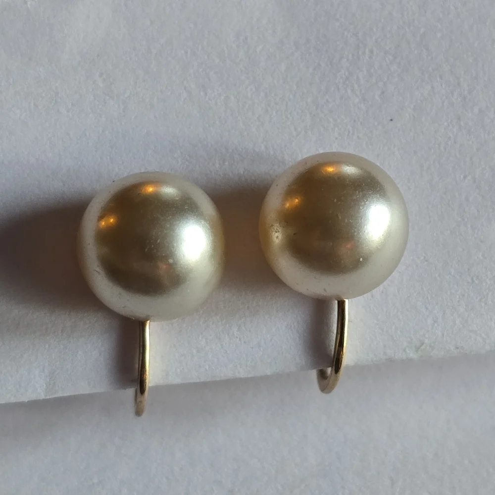 Vintage earrings screwback gold filled faux pearl pearlcore dainty classic